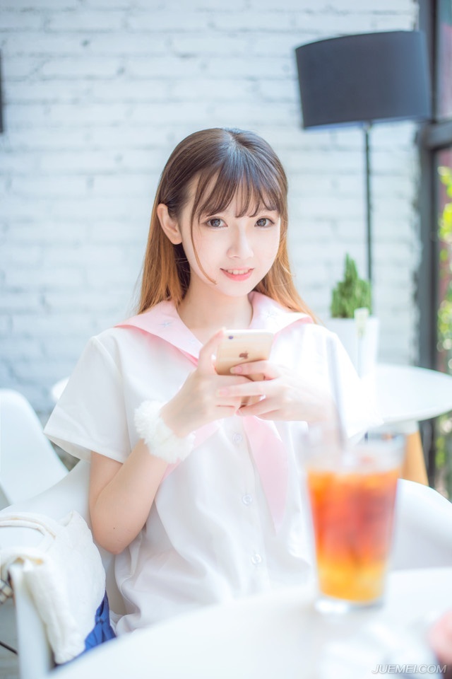 没有一宗友情是地久天长的。人们在你的生活里来去如流，有时，友情的过程是短暂的，有限的。